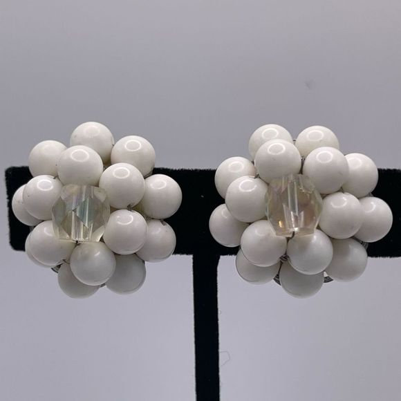Vintage White Beaded Granny Chic Clip On earrings signed Japan - Picture 3 of 5